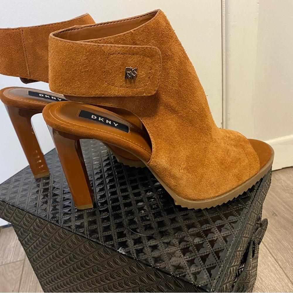 Gorgeous open toe heel with Velcro strap.